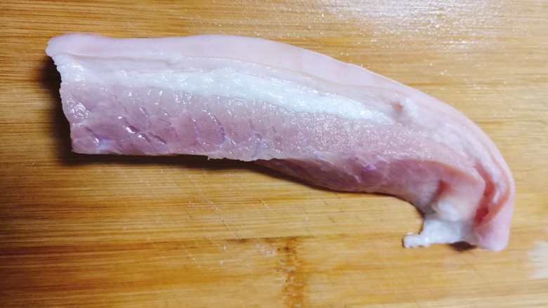 白菜炒肉片,准备<a style='color:red;display:inline-block;' href='/shicai/ 428'>五花肉</a>一块,洗净备用