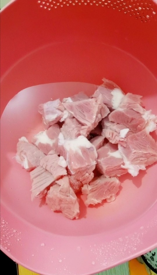 牛腩炖土豆,牛肉用清水泡一个小时,清洗两遍