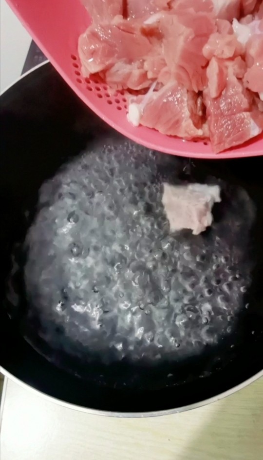 牛腩炖土豆,锅烧热开水,放入牛肉