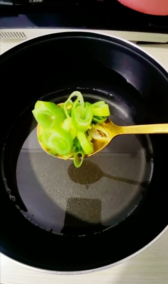 牛腩炖土豆,锅烧热,放入食用油,爆香葱花和蒜片