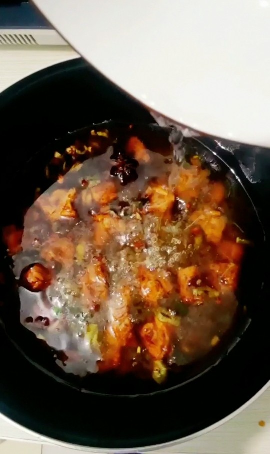 牛腩炖土豆,翻炒均匀,加入清水摸过牛肉,倒入压力锅里炖熟