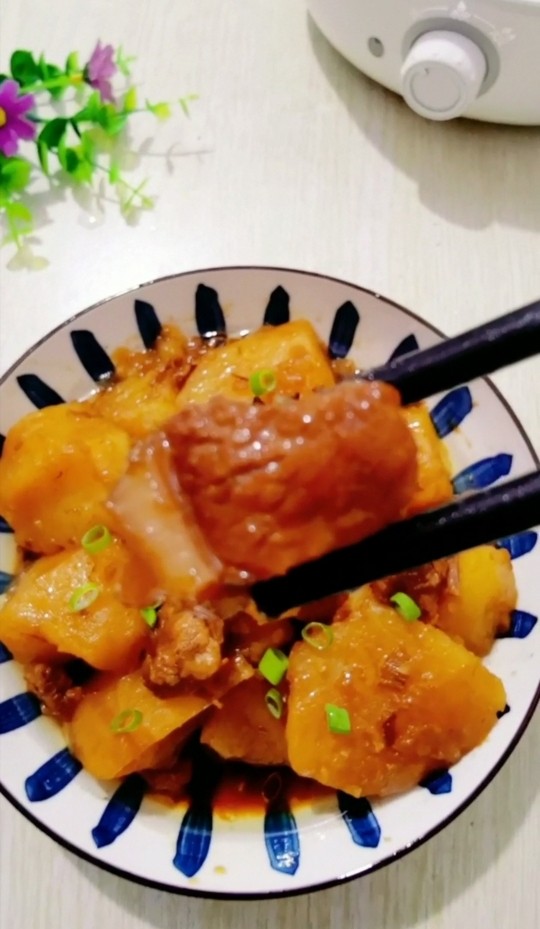 牛腩炖土豆,炖好的牛肉炖土豆