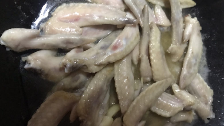 红烧鸡翅尖,翻炒几遍,焖8分钟
