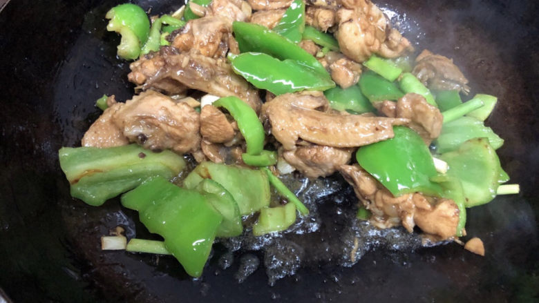 生炒鸡,倒入鸡块,共同翻炒半分钟。