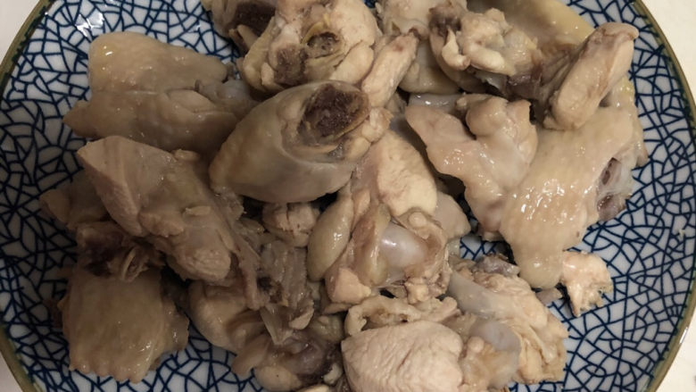 生炒鸡,焯好水的鸡块赶紧泡入冷水,清冼干净备用。