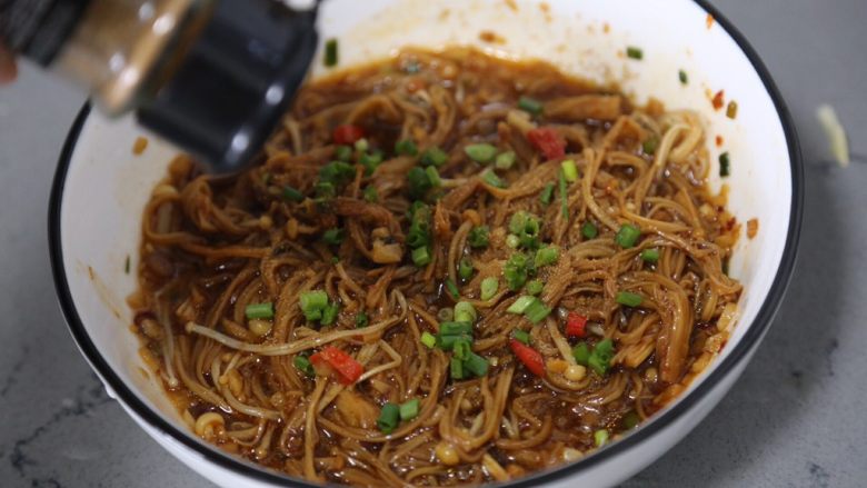 孜然金针菇,加入葱绿,撒上孜然粉