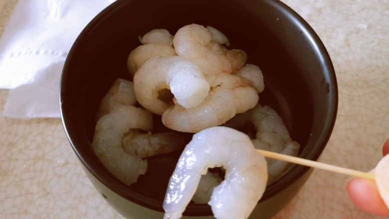 黄瓜炒虾仁,取出虾仁,挑出虾线。