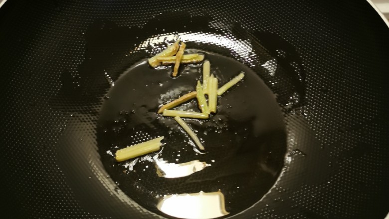 黄瓜炒虾仁,起油锅放入食用油,爆香姜丝。