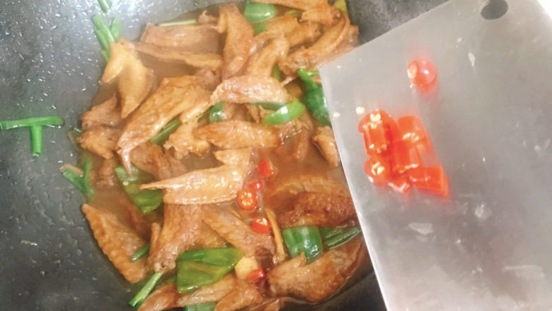红烧鸡翅尖,下入辣椒段,翻拌均匀即可出锅