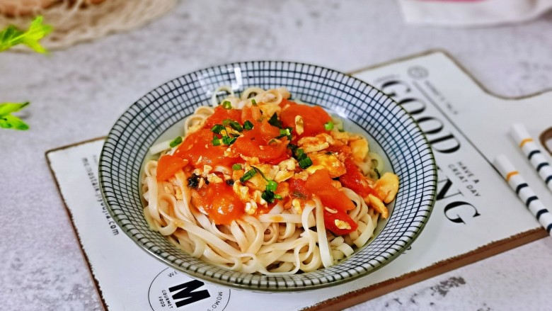 西红柿鸡蛋拌面,面条夹入碗中，盛入番茄炒蛋，撒上葱花。