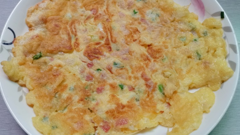 培根鸡蛋饼,煎好后装入盘中,用刀切片即可