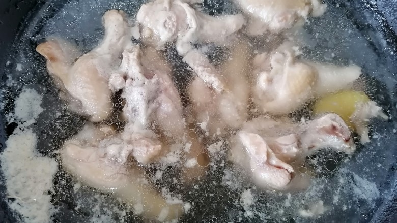 可乐鸡翅根,煮至沸腾出沫