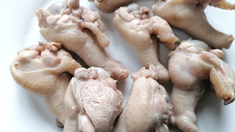 可乐鸡翅根,捞出清洗干净