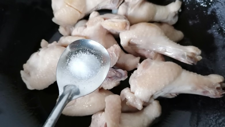 可乐鸡翅根,加入一小勺盐调味