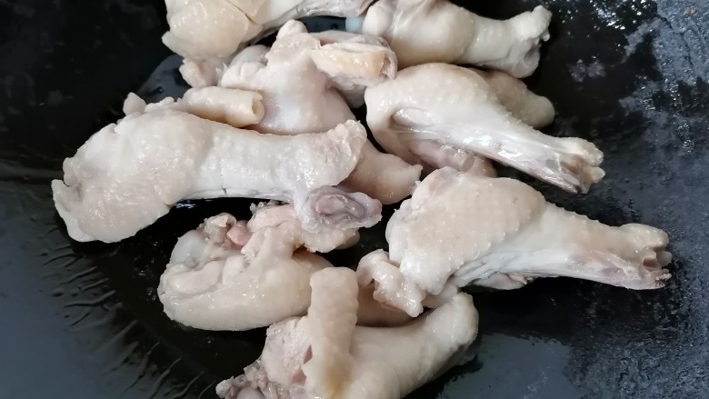 可乐鸡翅根,放入鸡翅根
