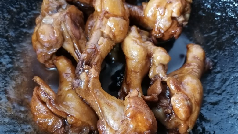 可乐鸡翅根,炖至汁干入味上色即可出锅