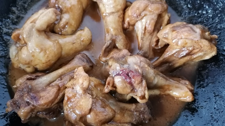 可乐鸡翅根,煮至汁稍微收干开小火继续炖
