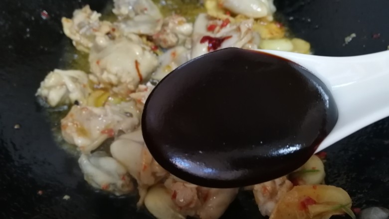 酱爆牛蛙,把牛蛙炒变色,放一大勺海鲜酱。