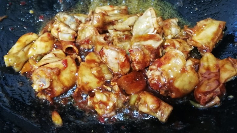 酱爆牛蛙,急火爆炒,酱料包裹上牛蛙,炒香。