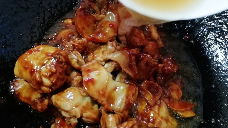 酱爆牛蛙,加大半碗开水,顺便涮一下勺子上蘸的酱料。大火烧开,盖上盖子文火焖烧5分钟。