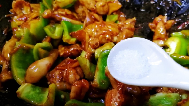 酱爆牛蛙,加半勺盐,文火翻炒均匀入味。(之前放的海鲜酱有咸味)