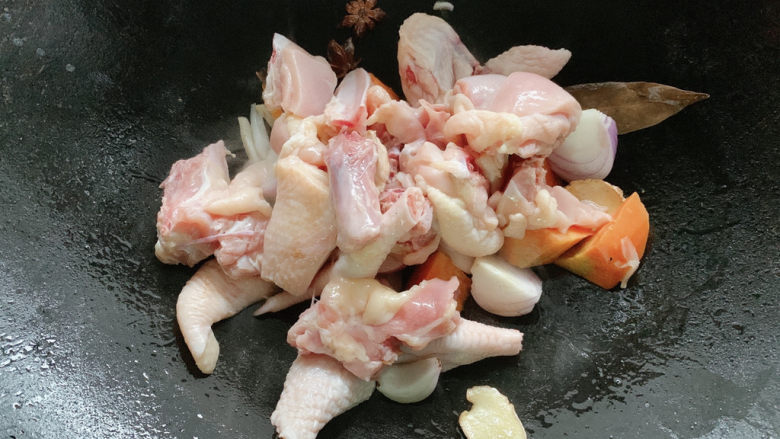 生炒鸡,将鸡肉加入锅中,鸡肉无需挂粉等,选用三黄鸡也是因其鸡肉细嫩易于短时间烹饪。