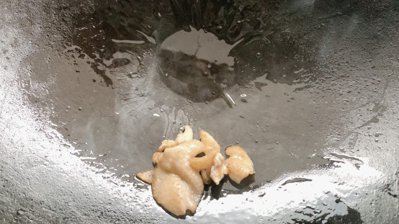 生炒鸡,慢慢炼出鸡油后,将鸡皮弃用。