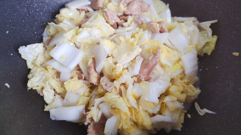 白菜炒肉片,翻炒至白菜稍稍变软,体积变小