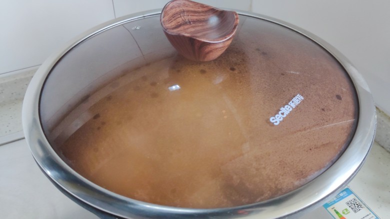 白菜炒肉片,盖上锅盖,转小火焖煮1-2分钟