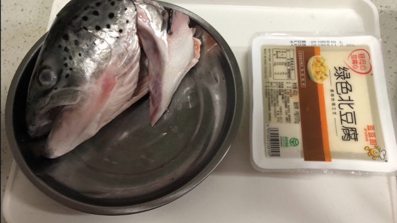 豆腐鱼头汤,准备食材。鱼头去腮,清洗干净。