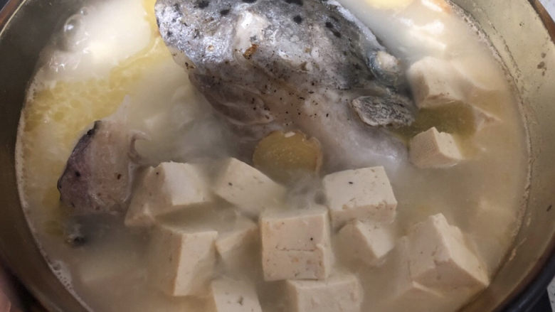 豆腐鱼头汤,四十分钟后加入盐,再炖十分钟即可。