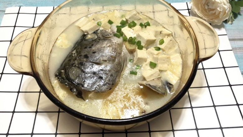 豆腐鱼头汤,岀锅后加入<a style='color:red;display:inline-block;' href='/shicai/ 3250'>葱</a>花和<a style='color:red;display:inline-block;' href='/shicai/ 3738'>芝麻油</a>,就可以开动了。味道鲜美有营养。