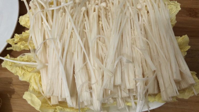 蚝油金针菇,把金针菇摆进去(我是实在没有大碟,用了小碟,各位自由发挥)