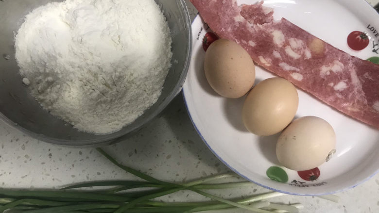 培根鸡蛋饼,准备食材备用