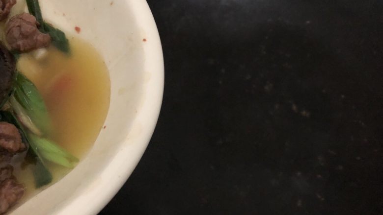 小炒黄牛肉,洗锅,把炒牛肉的油倒下去