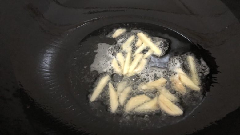 小炒黄牛肉,锅里烧干下油,油热下姜爆一下