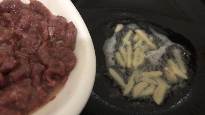 小炒黄牛肉,下牛肉快速翻炒一下