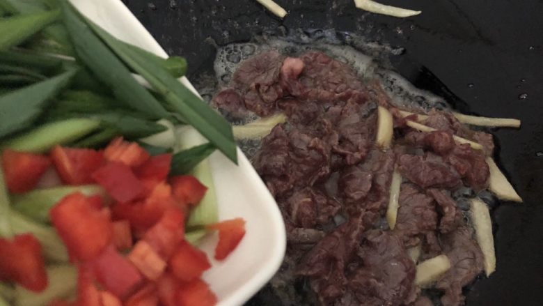 小炒黄牛肉,下辣椒、蒜苗翻炒一下盛出