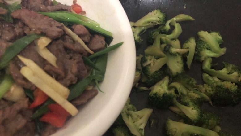 小炒黄牛肉,加入牛肉翻炒一下起锅