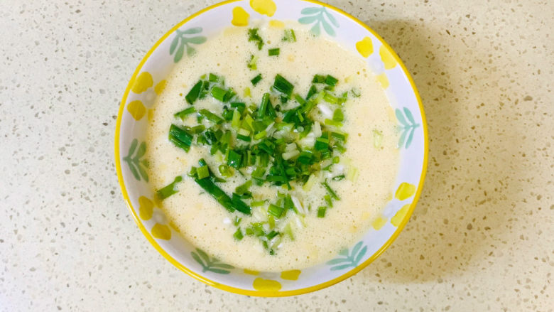 培根鸡蛋饼,葱洗净,切碎加入其中
