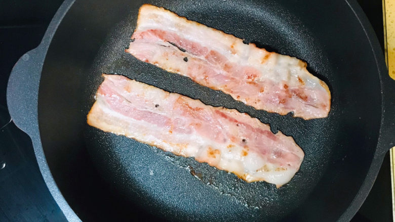培根鸡蛋饼,双面均煎成金黄色,移至盘中备用