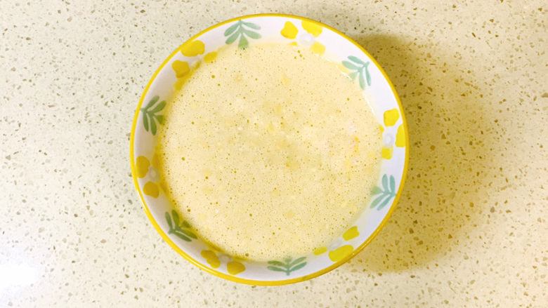 培根鸡蛋饼,用搅拌器搅拌均匀,不要留下面疙瘩