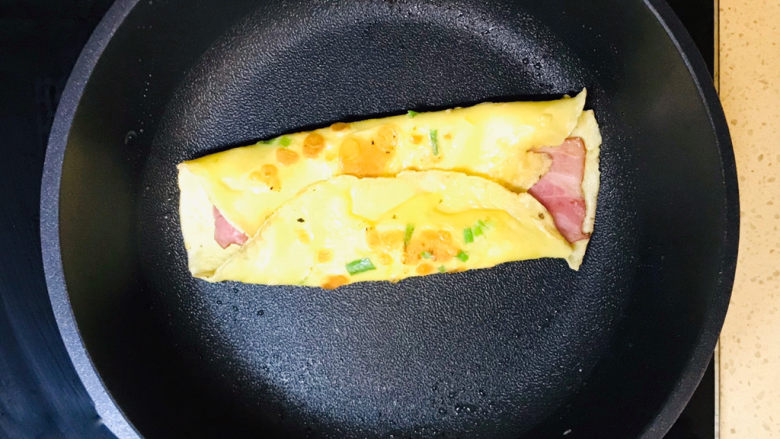 培根鸡蛋饼,左右包裹起来,就是美味的培根鸡蛋饼了