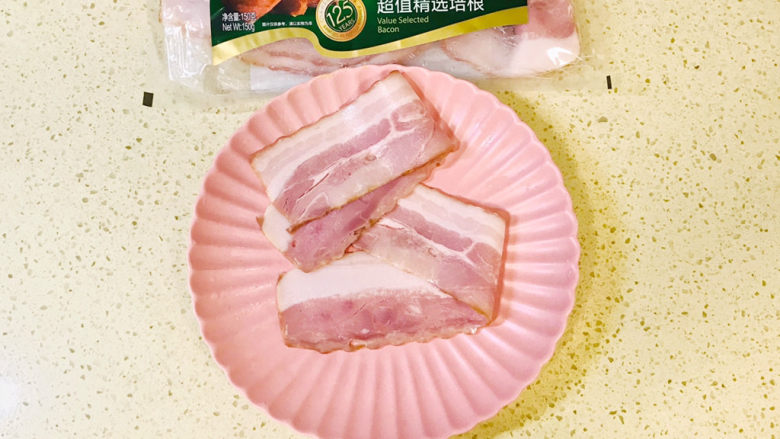 培根鸡蛋饼,<a style='color:red;display:inline-block;' href='/shicai/ 443'>培根</a>用水冲洗一下,控干水分