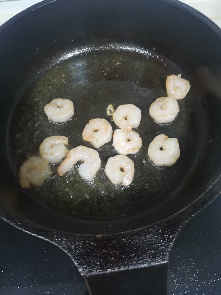 香芹土豆丝炒虾仁,煎到变红色盛出备用