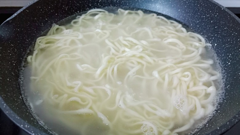 西红柿鸡蛋拌面,水开下面条煮【水里面可以加一点盐，煮好的面条劲道爽滑】
