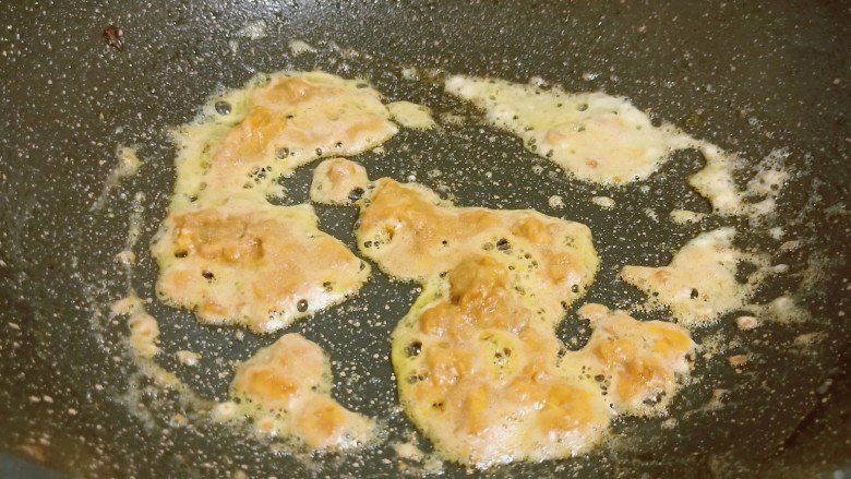 蛋黄南瓜,锅里留一点底油,下蛋黄沫快速翻炒。