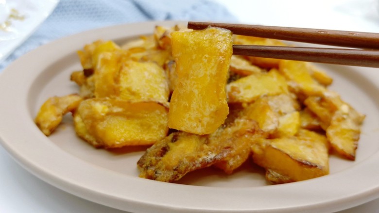 蛋黄南瓜,南瓜微微带一点甜味、外酥里糯着实让人迷恋这口感!
