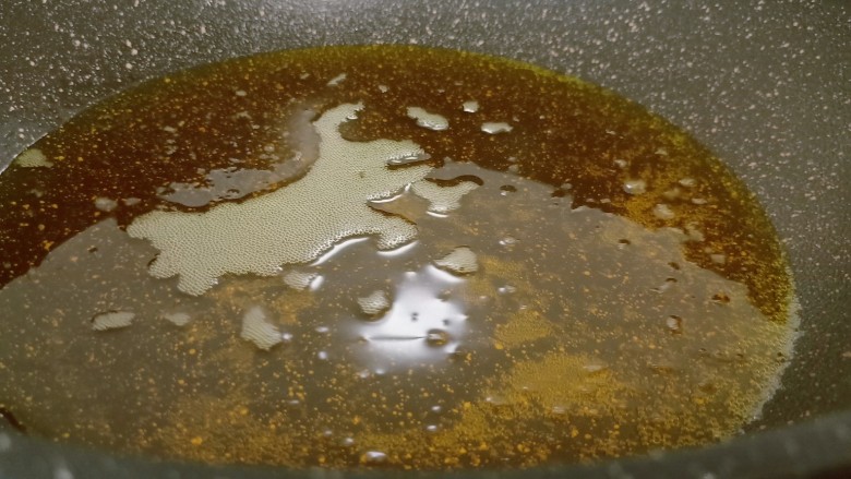 蛋黄南瓜,锅里多放一点菜籽油,方便油炸。