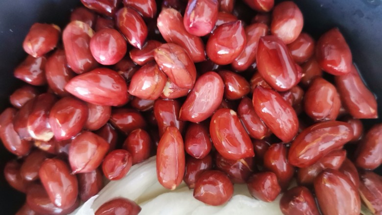 土豆泥生菜农家打包饭,<a style='color:red;display:inline-block;' href='/shicai/ 4262'>花生米</a>炒熟备用